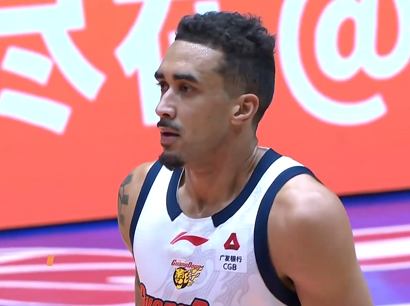 mk体育-广东9分领先吉林！徐杰进攻打疯了，奎因轰21+4，萨姆纳神奇三分